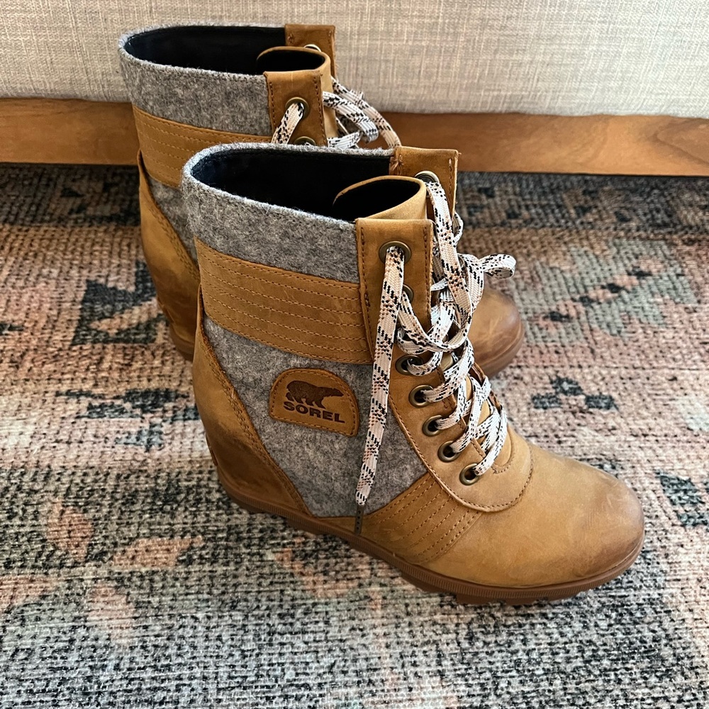 Sorel women’s wedge boot size 9, worn once
